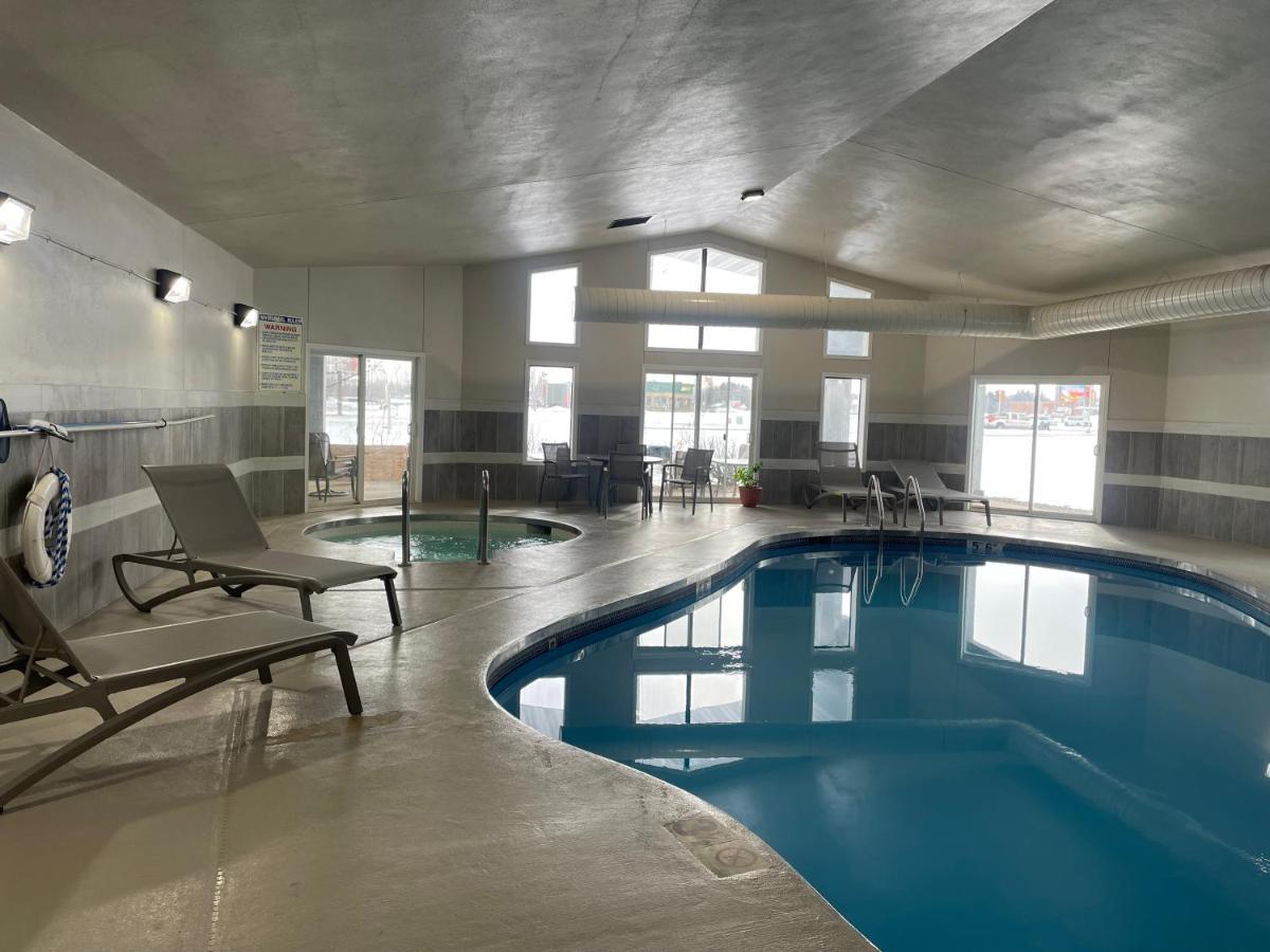 Clarion Pointe Hotel Тома Екстериор снимка