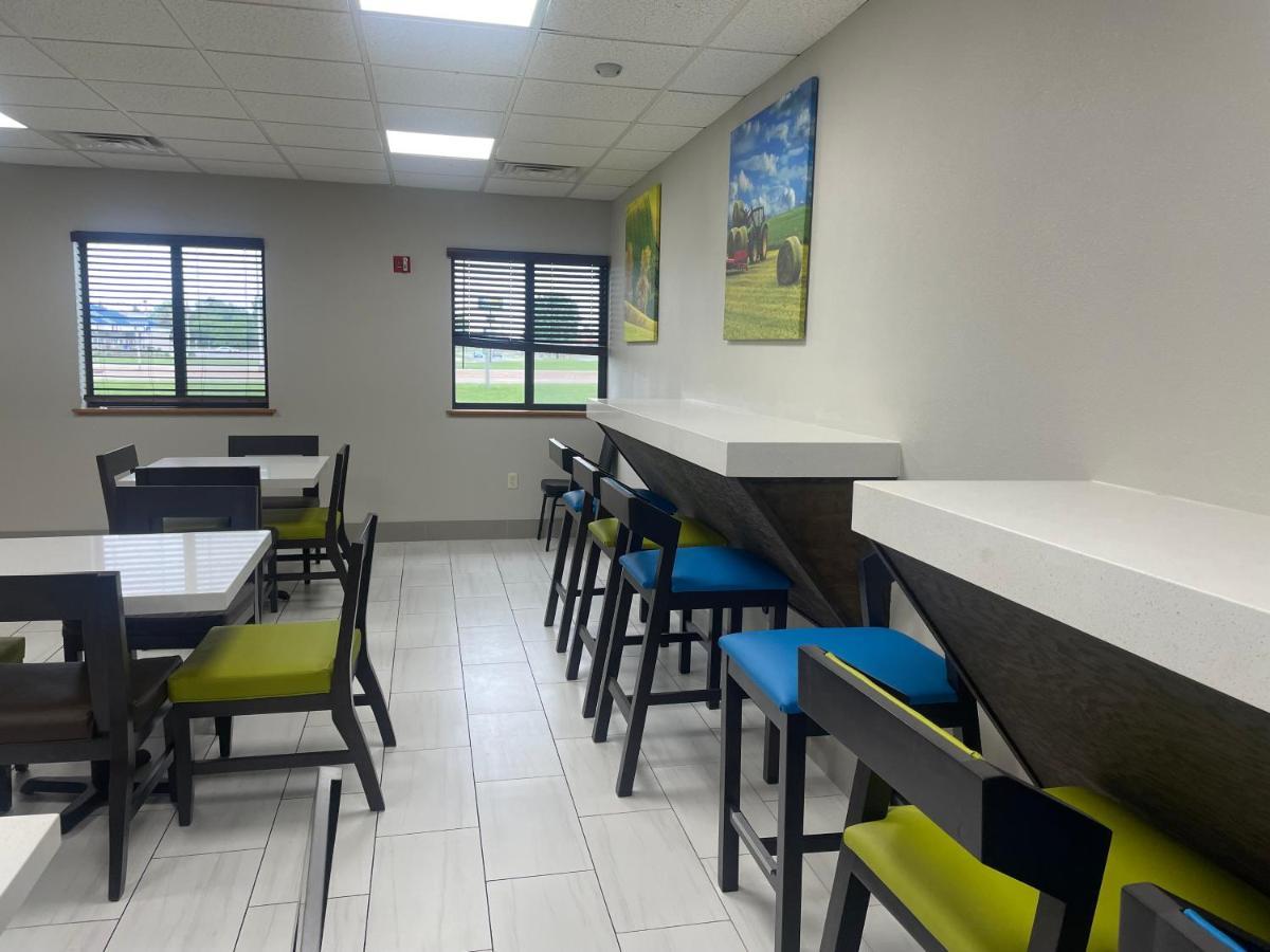 Clarion Pointe Hotel Тома Екстериор снимка
