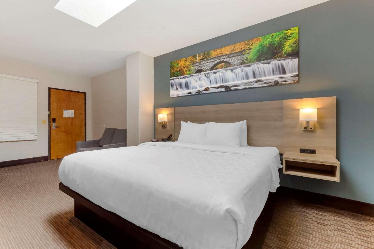 Clarion Pointe Hotel Тома Екстериор снимка