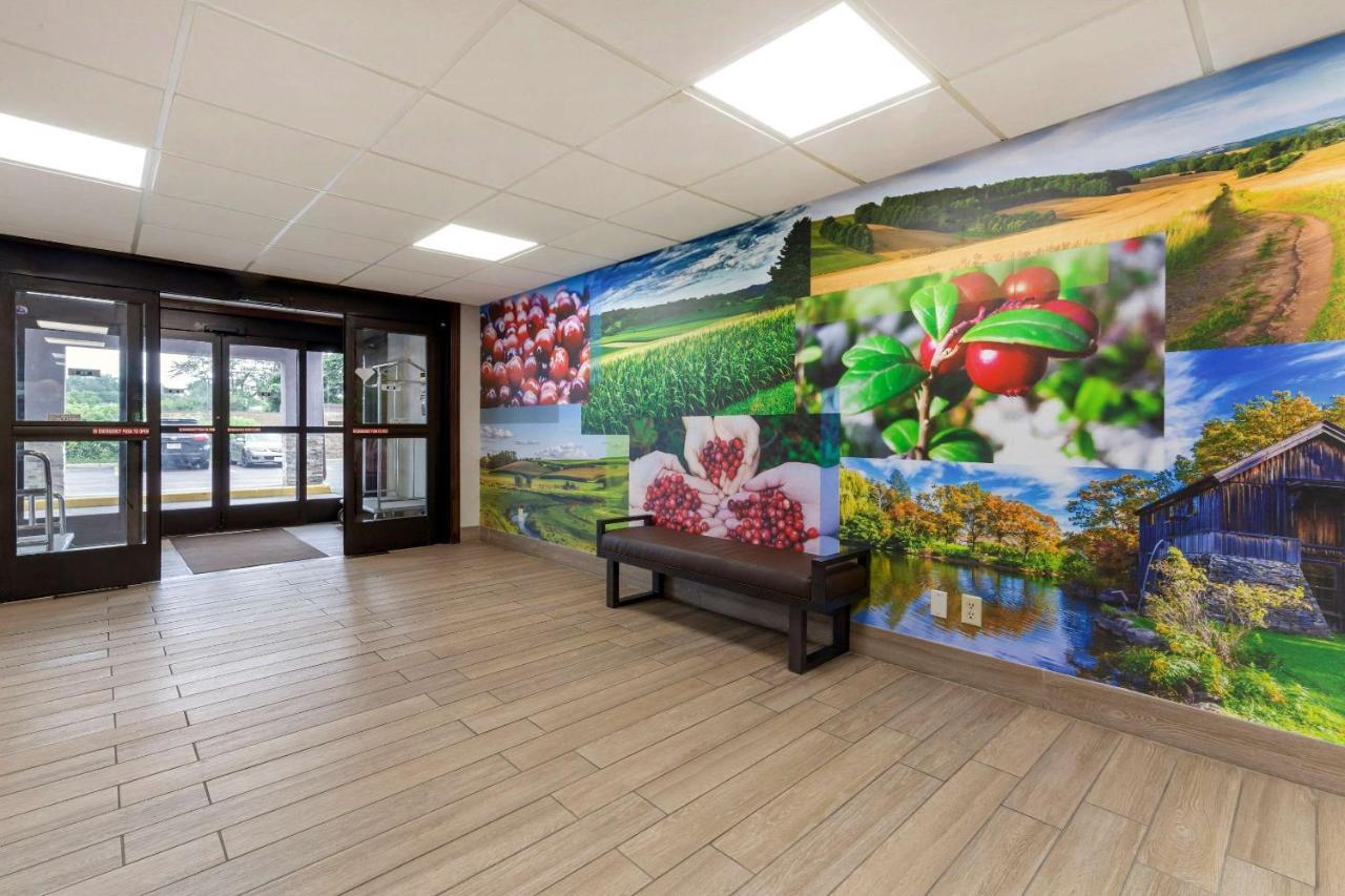 Clarion Pointe Hotel Тома Екстериор снимка