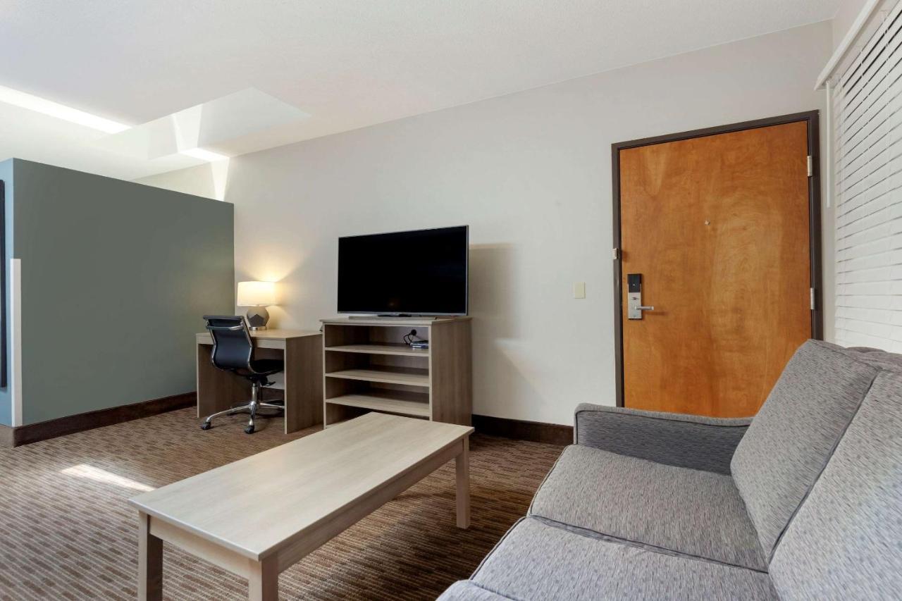 Clarion Pointe Hotel Тома Екстериор снимка