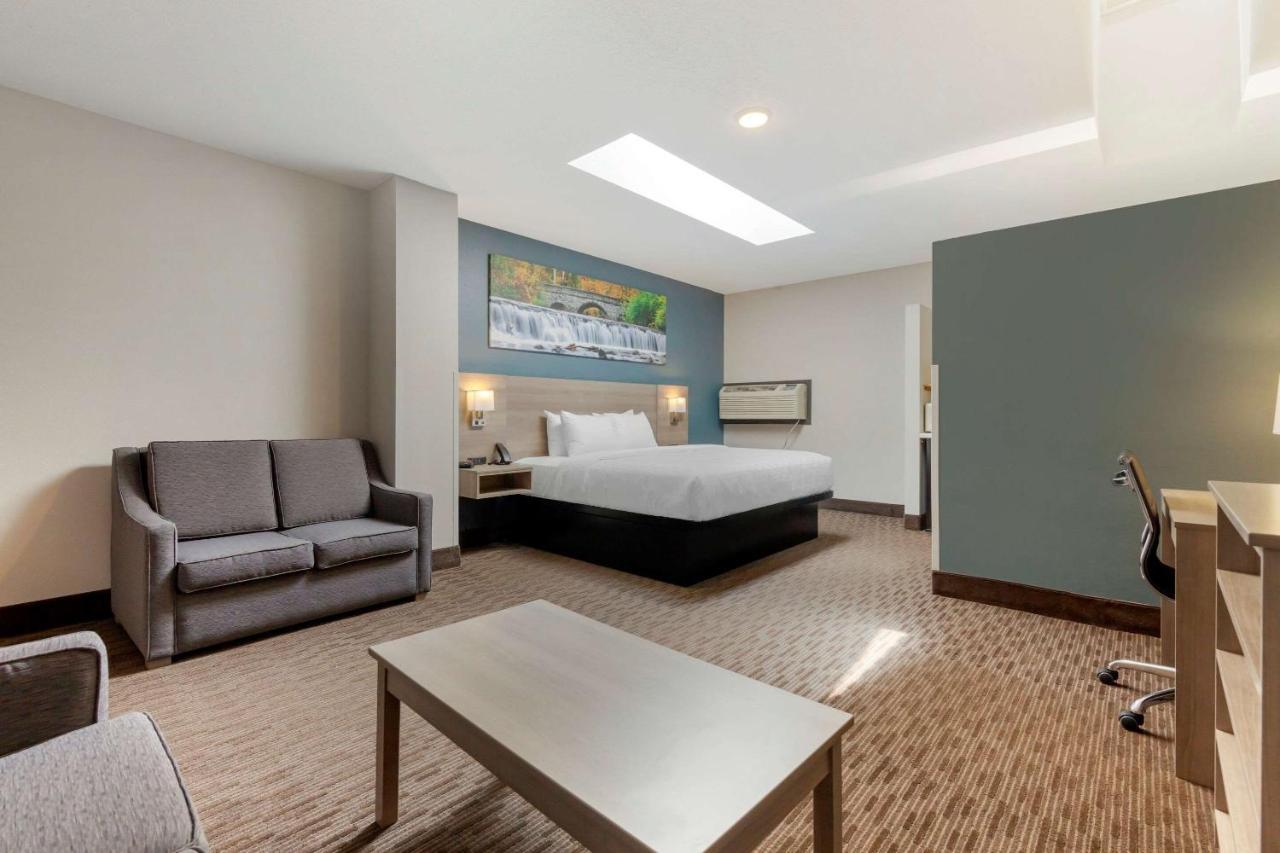 Clarion Pointe Hotel Тома Екстериор снимка