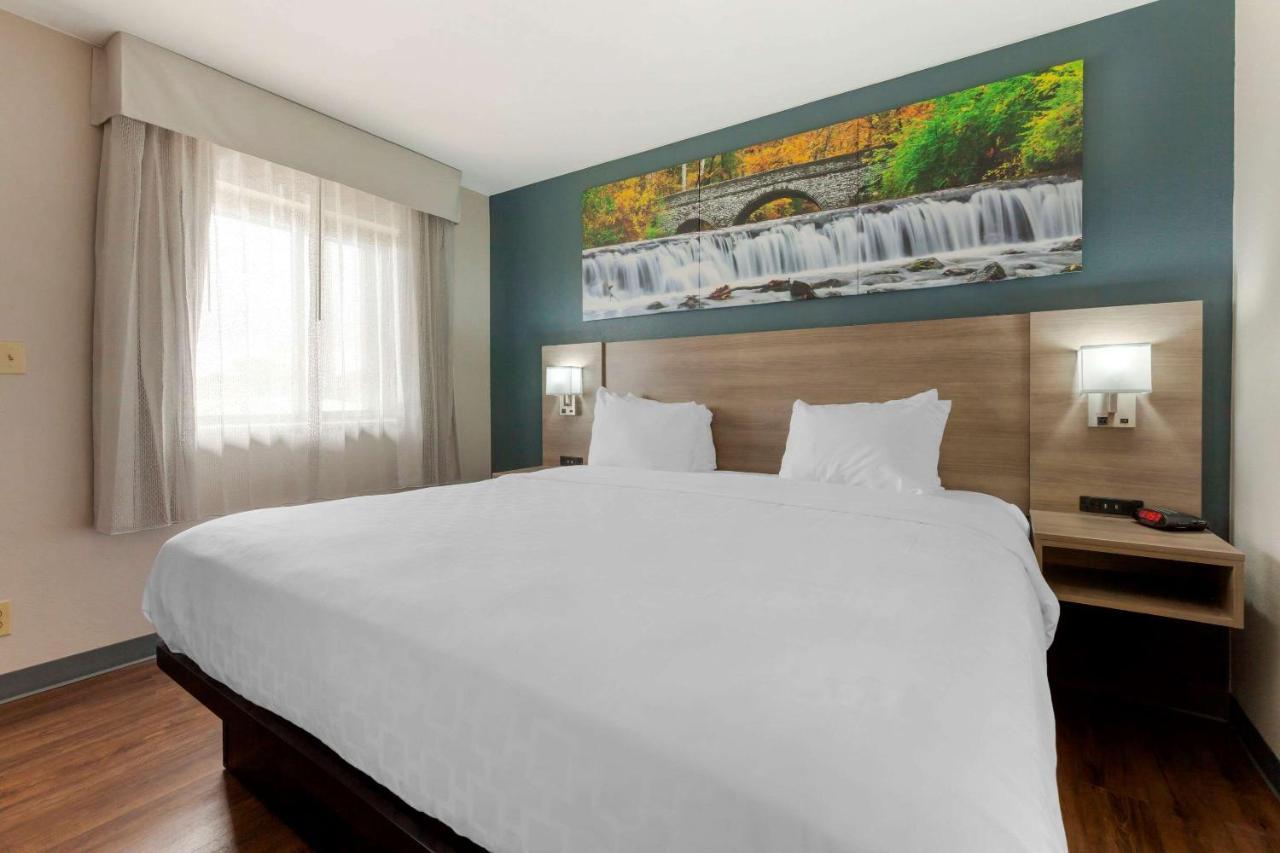 Clarion Pointe Hotel Тома Екстериор снимка