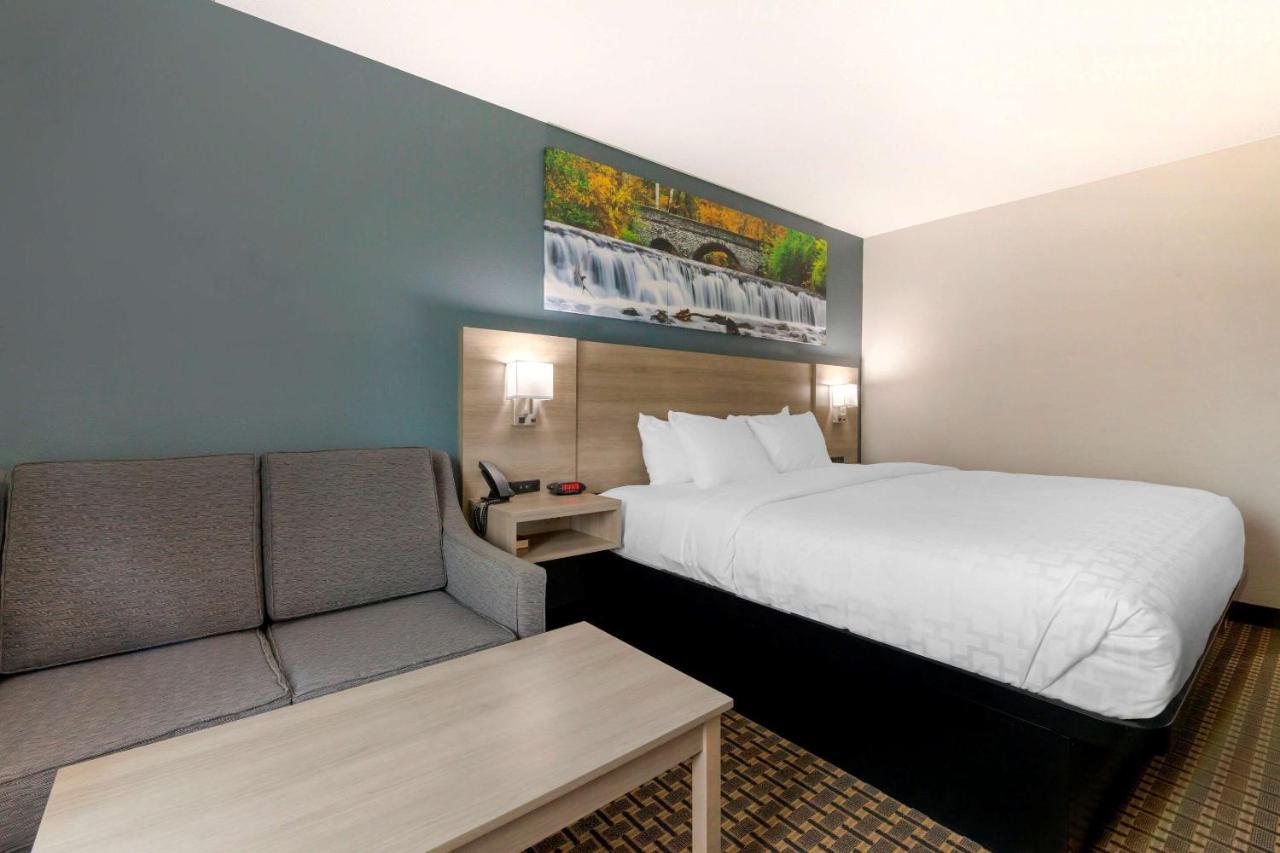 Clarion Pointe Hotel Тома Екстериор снимка