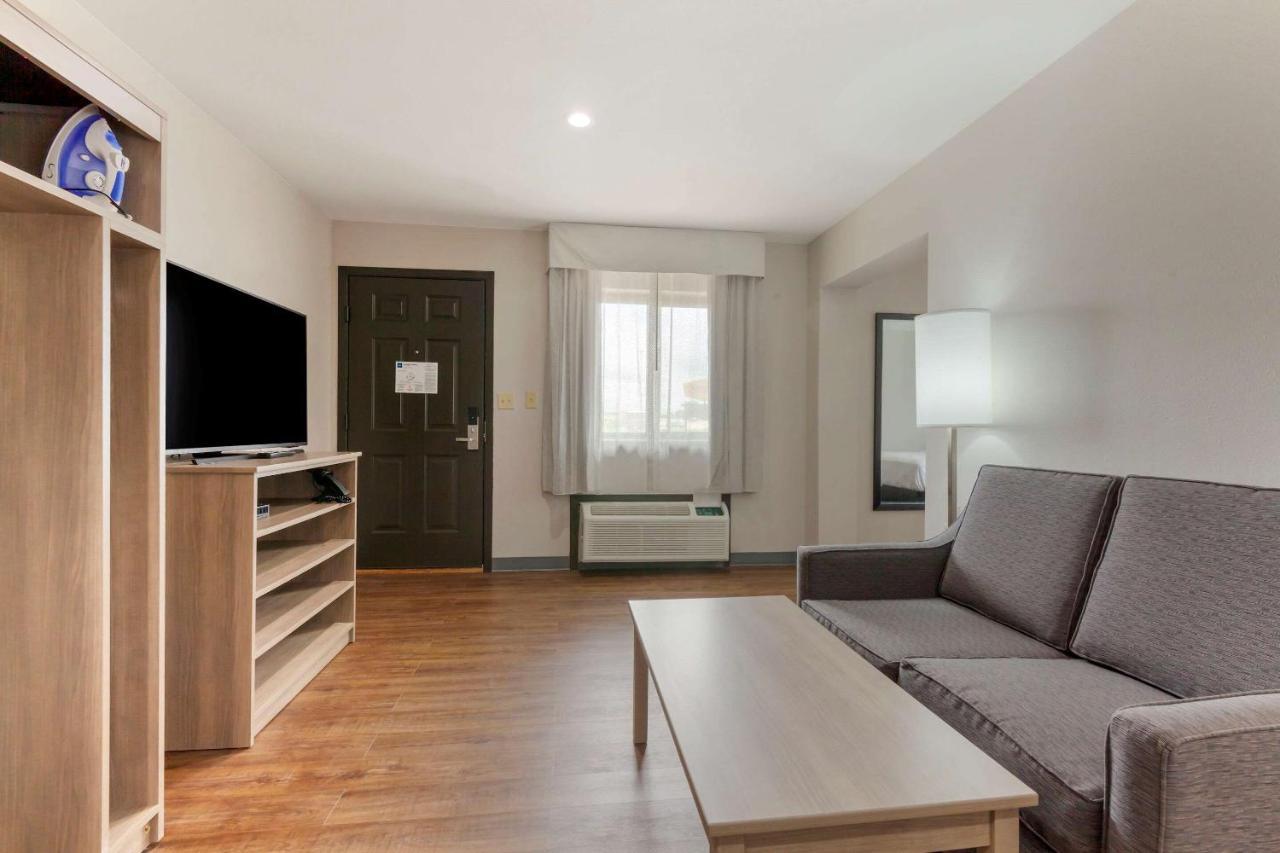 Clarion Pointe Hotel Тома Екстериор снимка