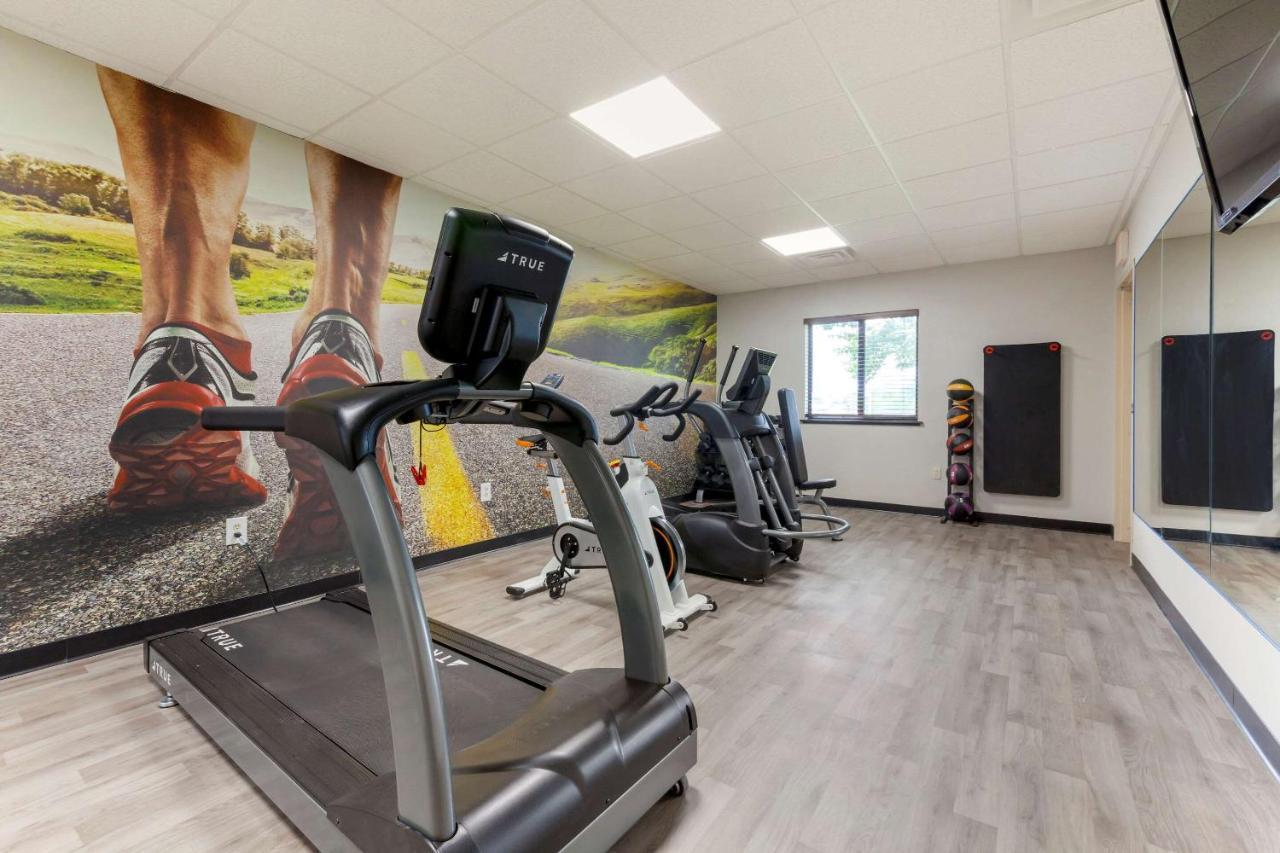 Clarion Pointe Hotel Тома Екстериор снимка