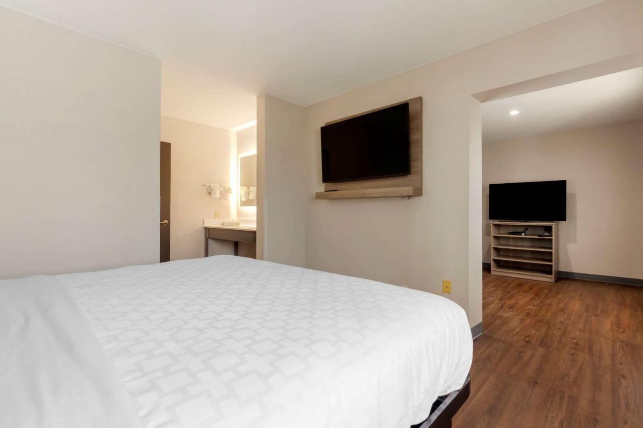 Clarion Pointe Hotel Тома Екстериор снимка