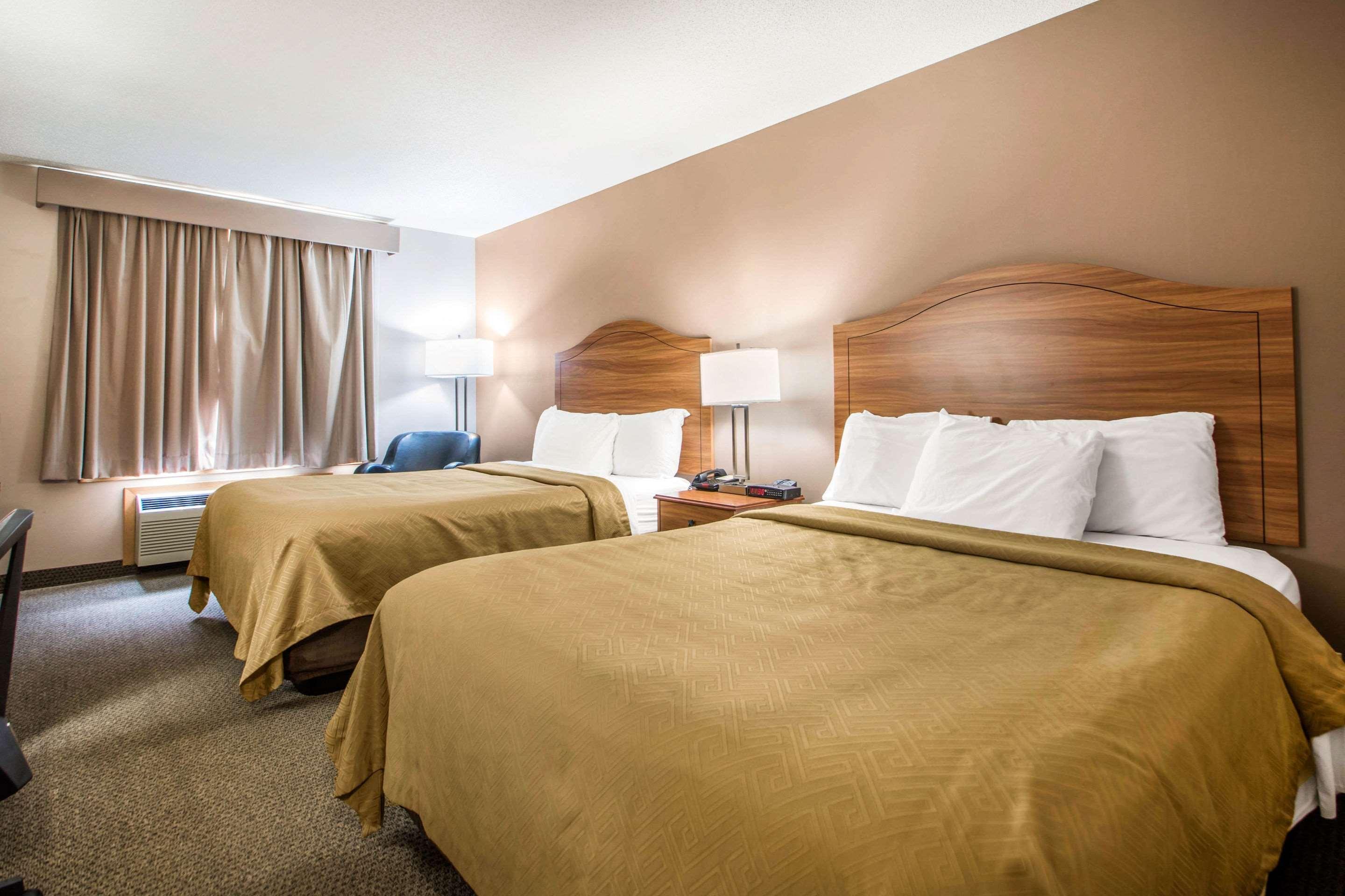Clarion Pointe Hotel Тома Екстериор снимка
