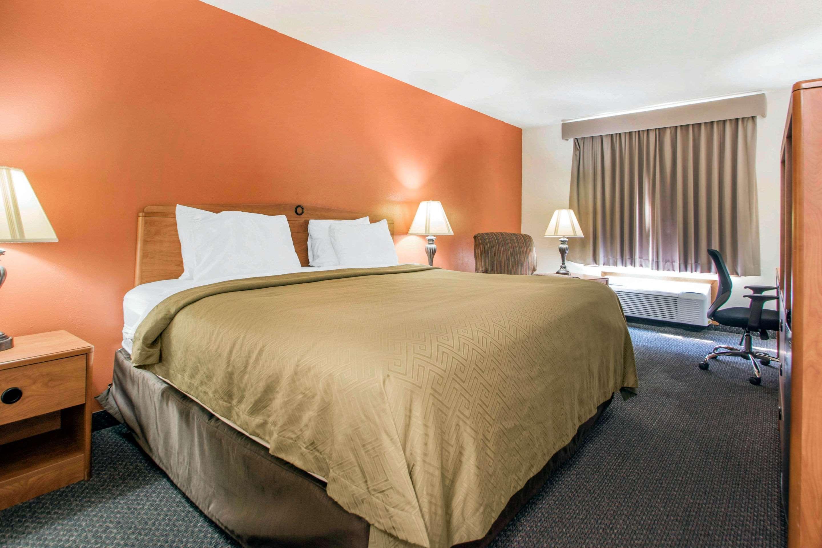 Clarion Pointe Hotel Тома Екстериор снимка