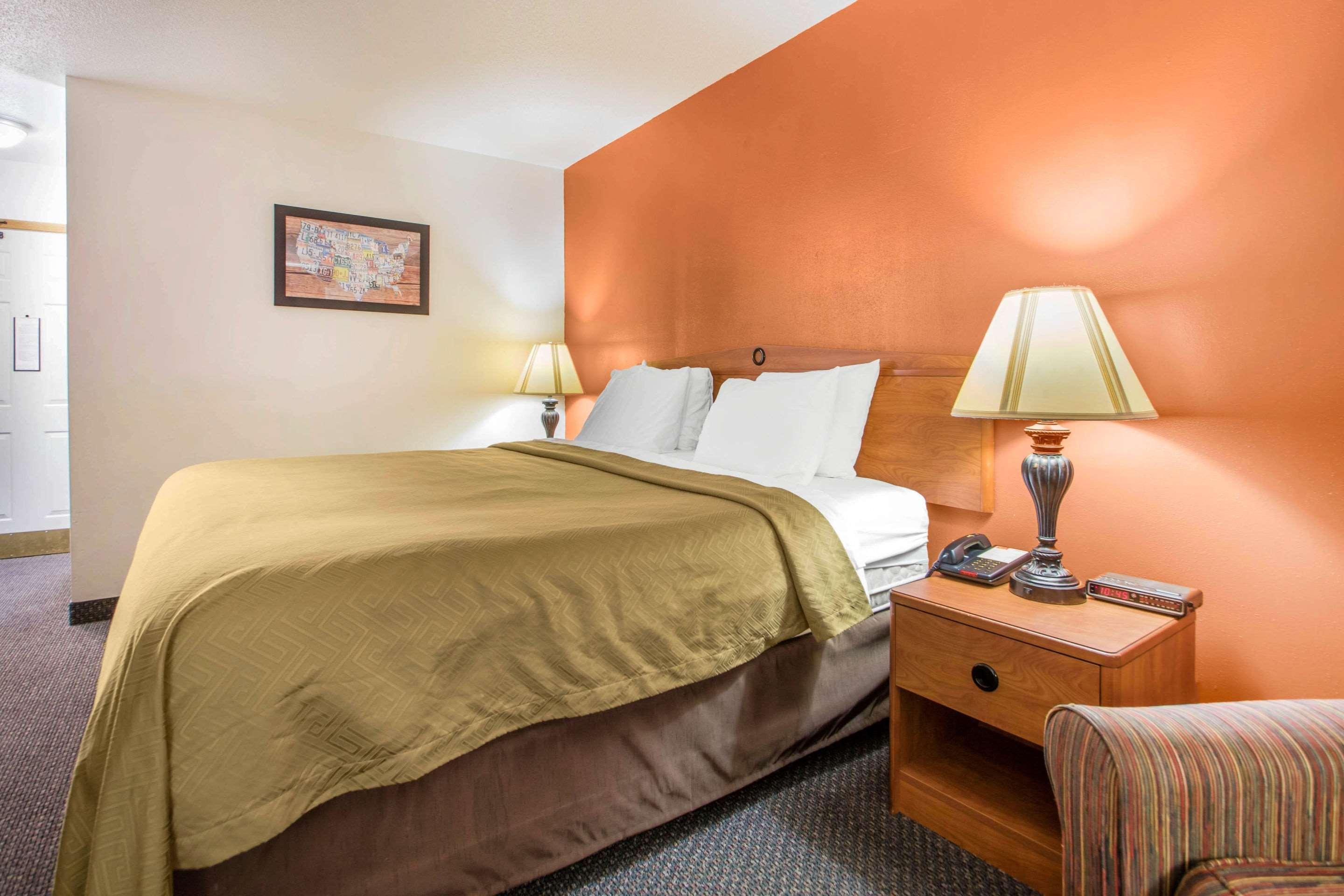Clarion Pointe Hotel Тома Екстериор снимка