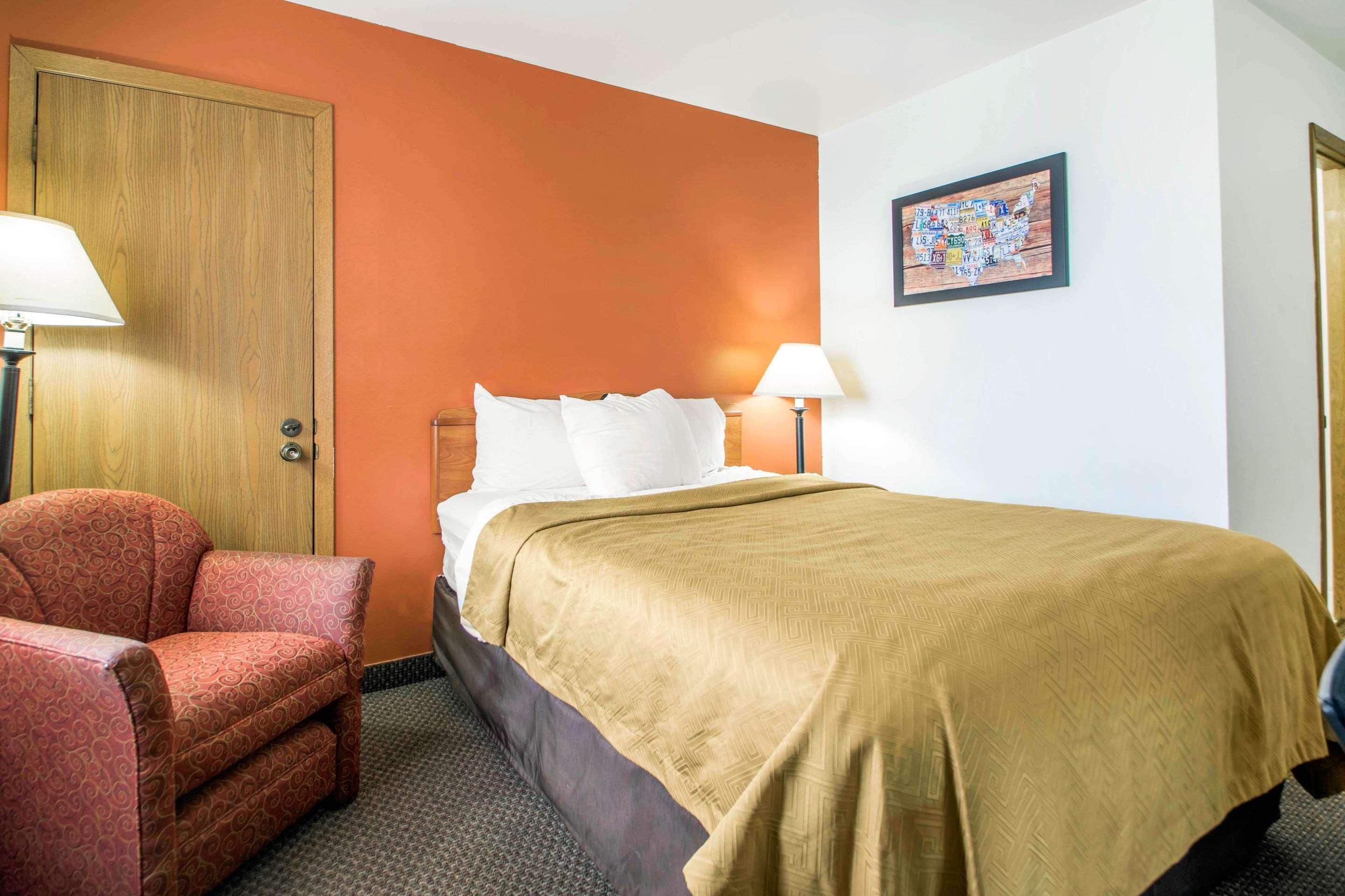 Clarion Pointe Hotel Тома Екстериор снимка