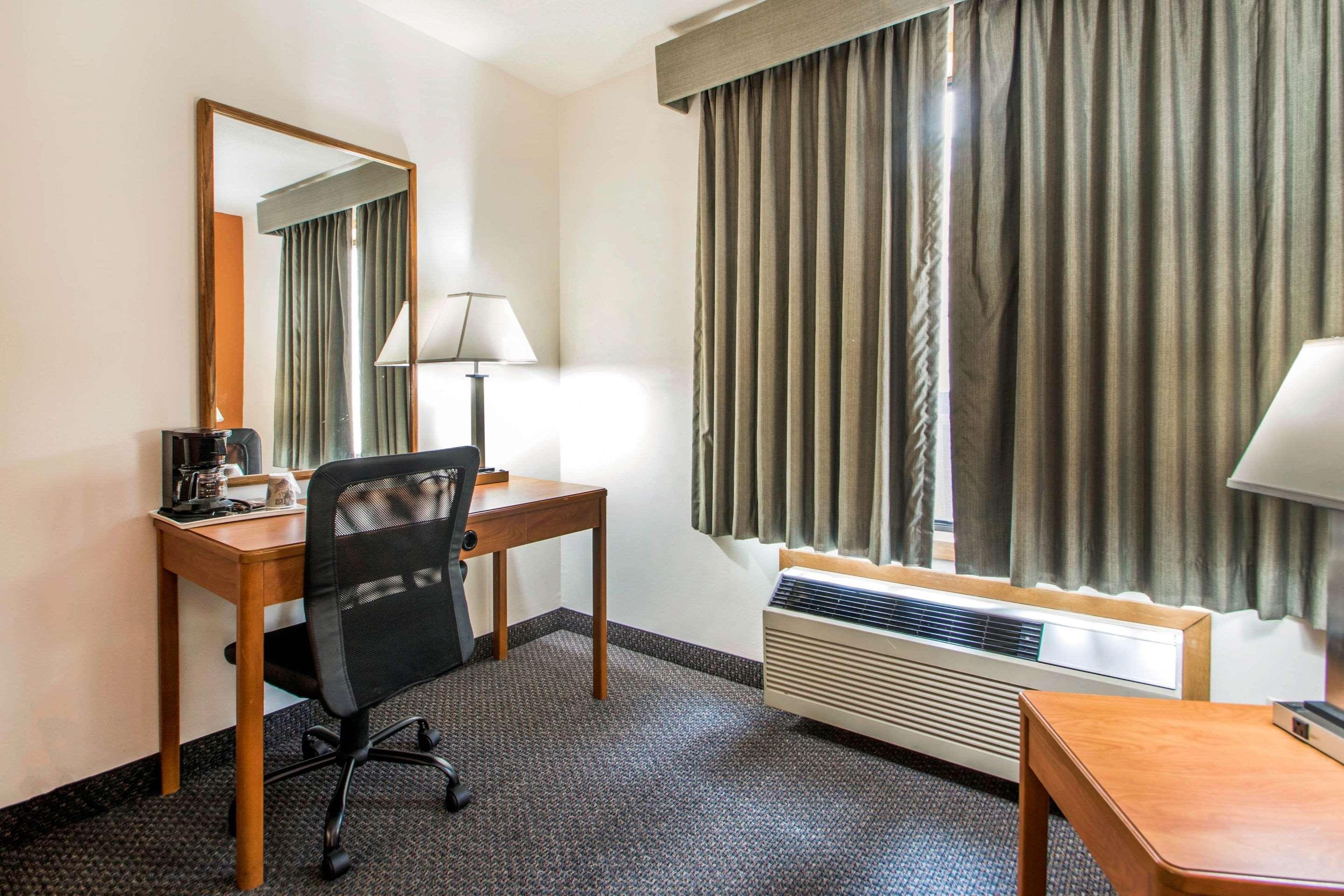 Clarion Pointe Hotel Тома Екстериор снимка