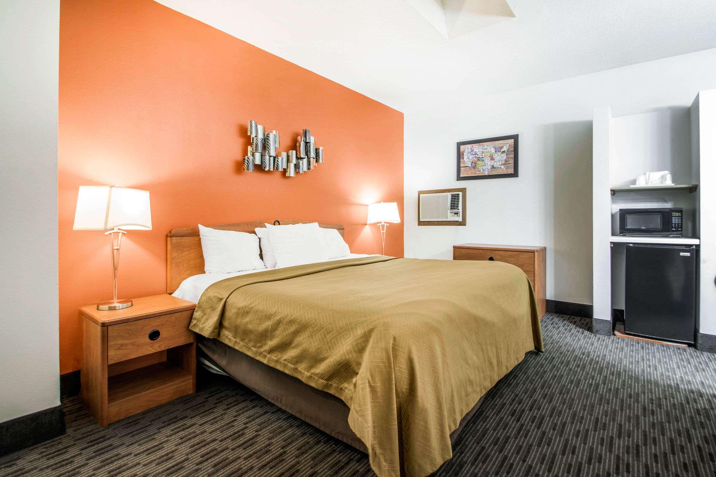 Clarion Pointe Hotel Тома Екстериор снимка