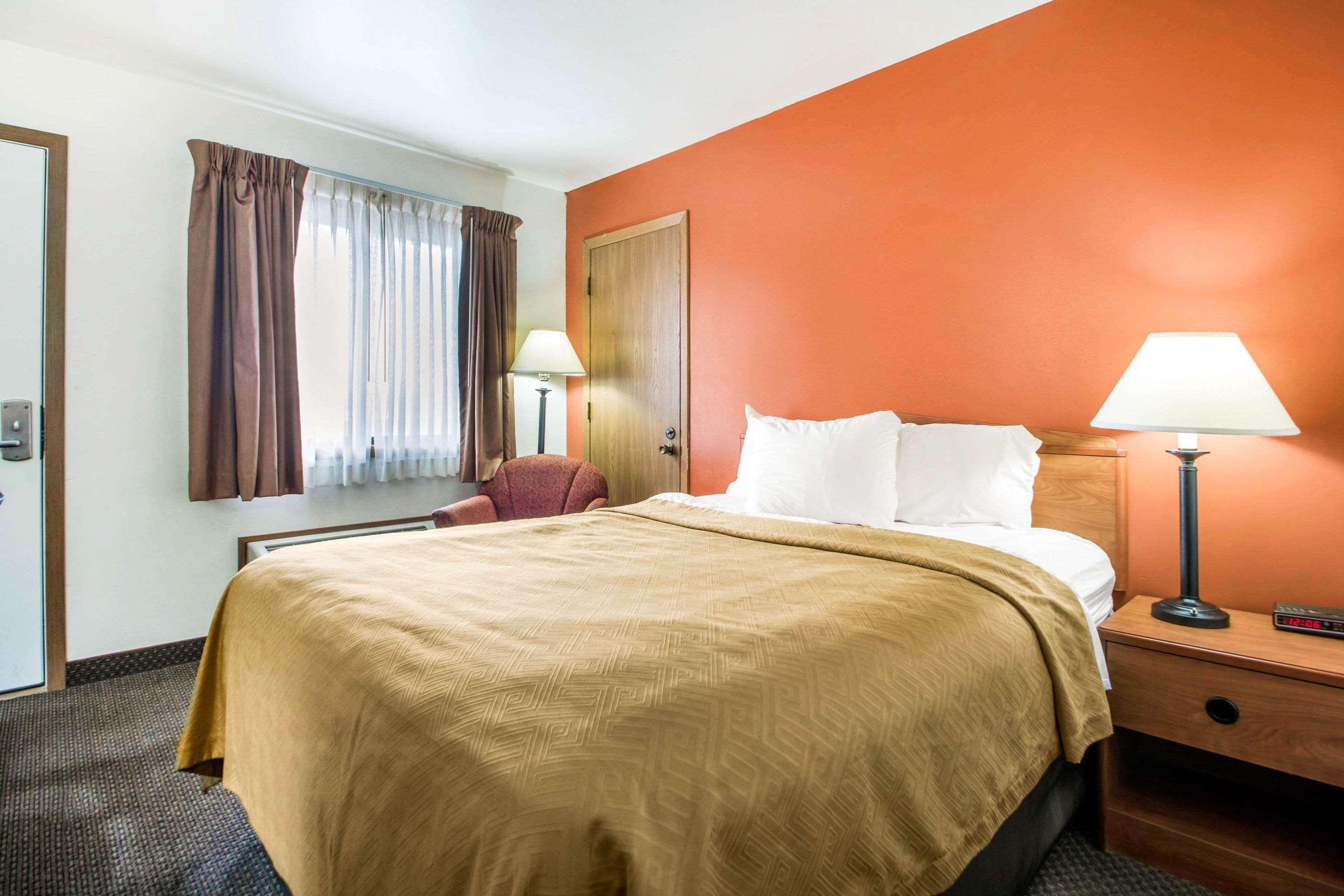 Clarion Pointe Hotel Тома Екстериор снимка