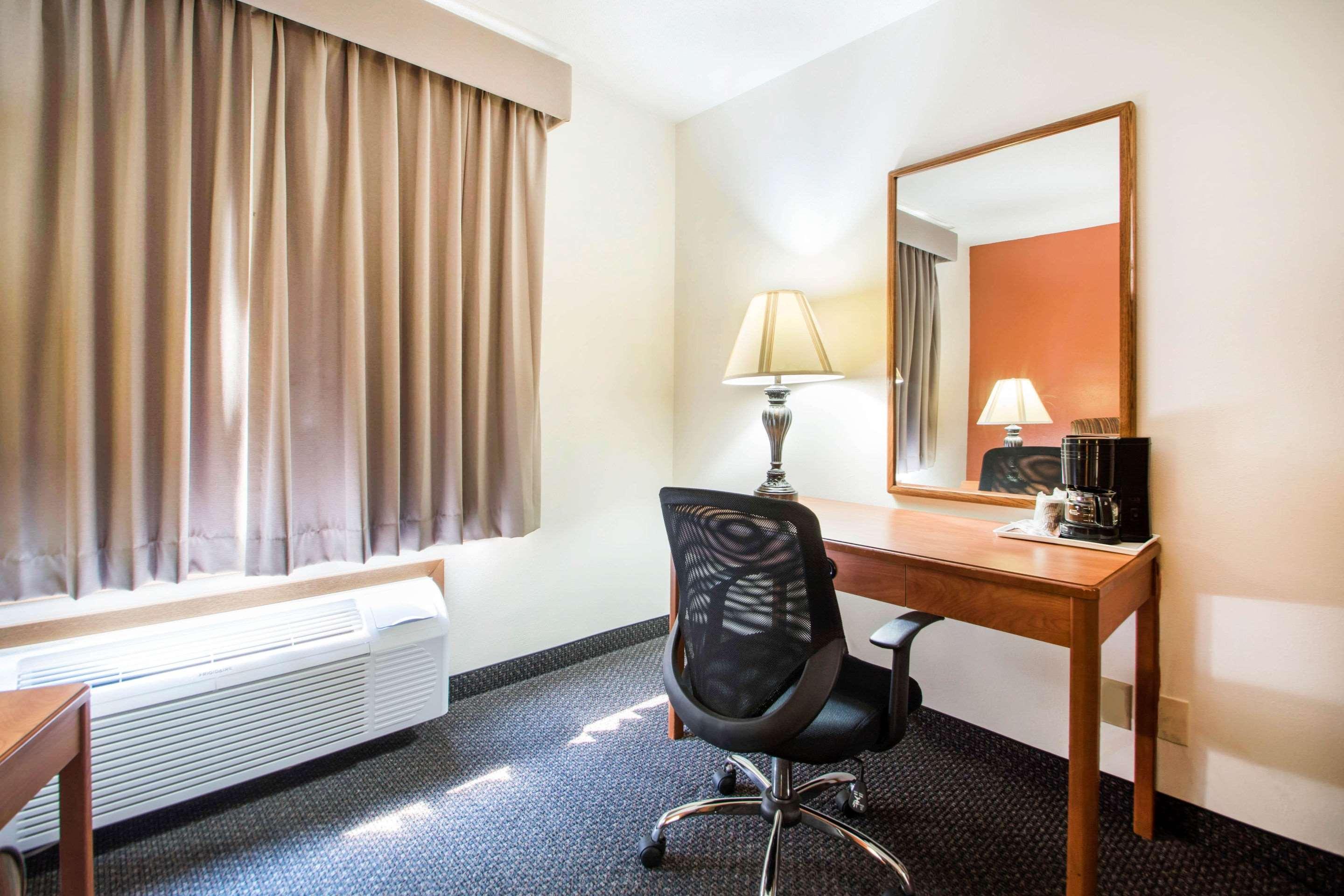 Clarion Pointe Hotel Тома Екстериор снимка