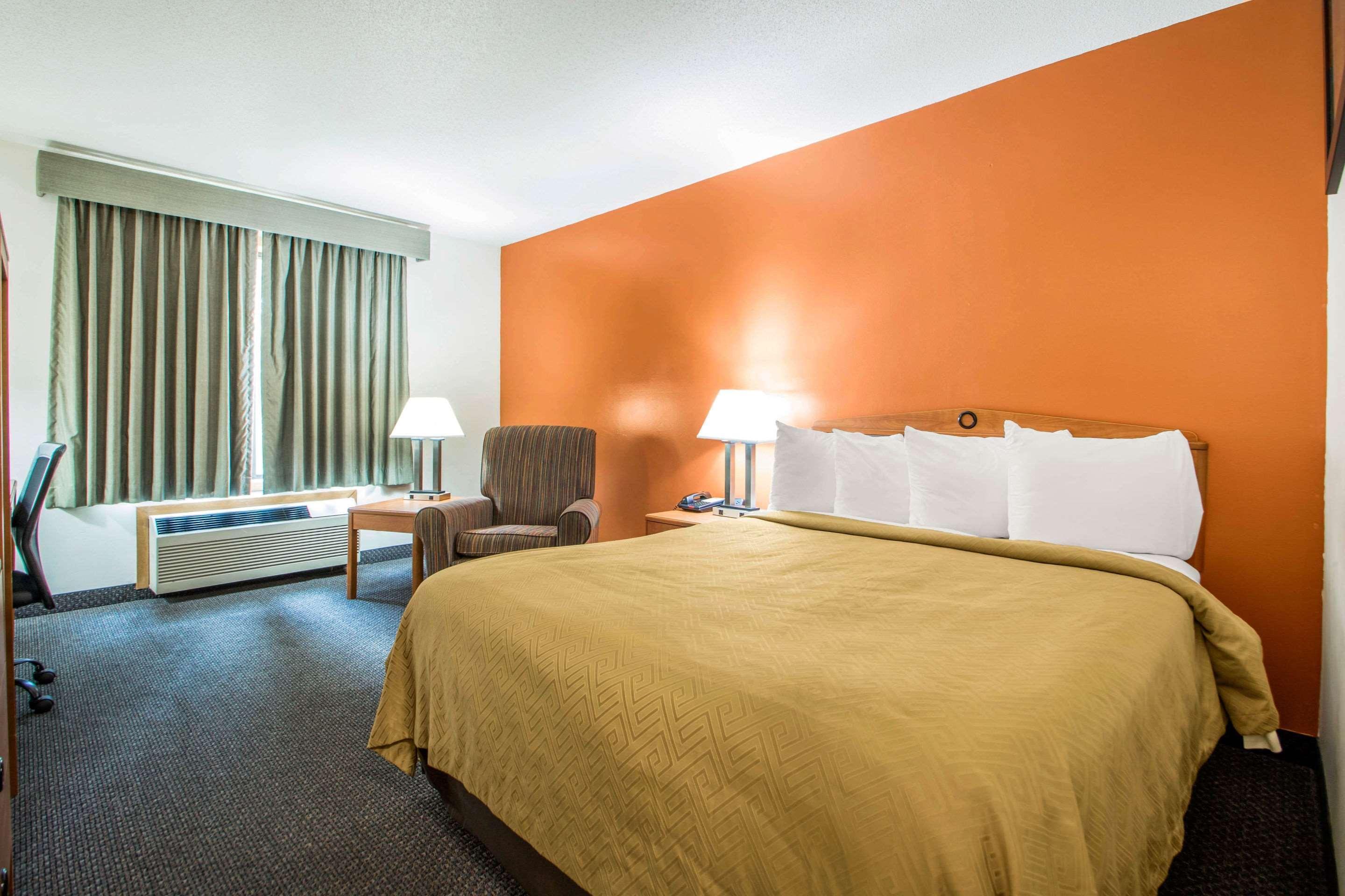 Clarion Pointe Hotel Тома Екстериор снимка