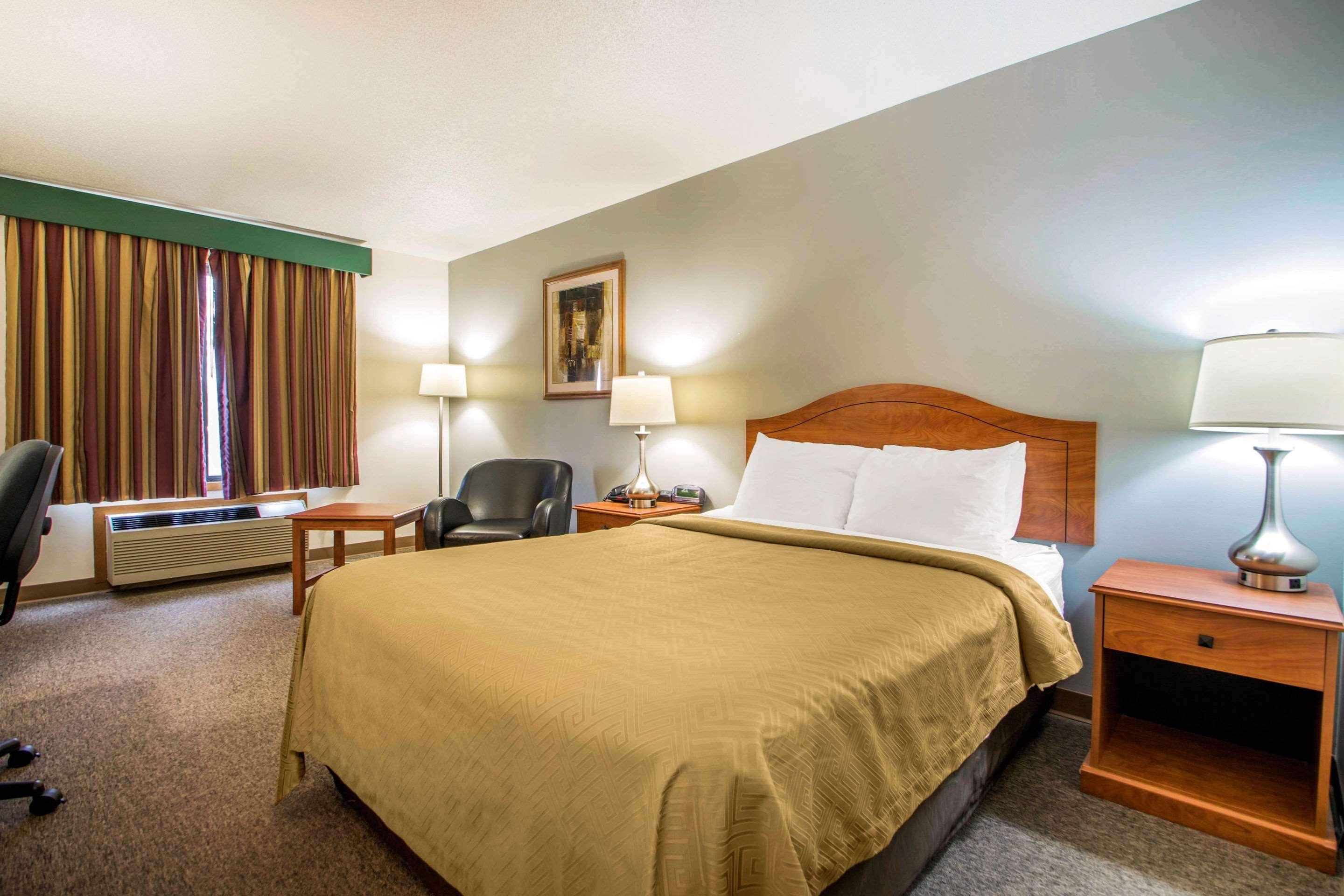 Clarion Pointe Hotel Тома Екстериор снимка
