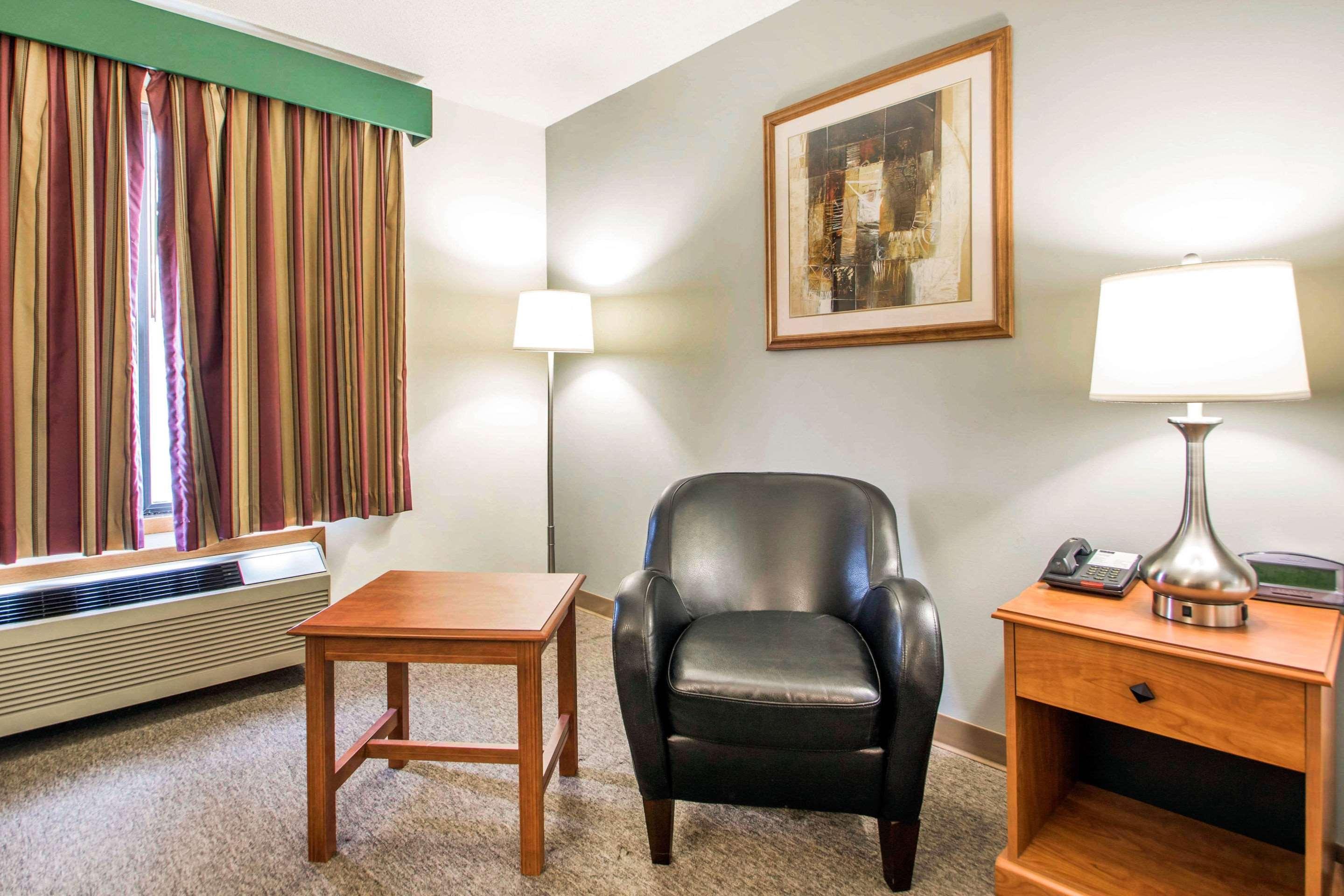 Clarion Pointe Hotel Тома Екстериор снимка