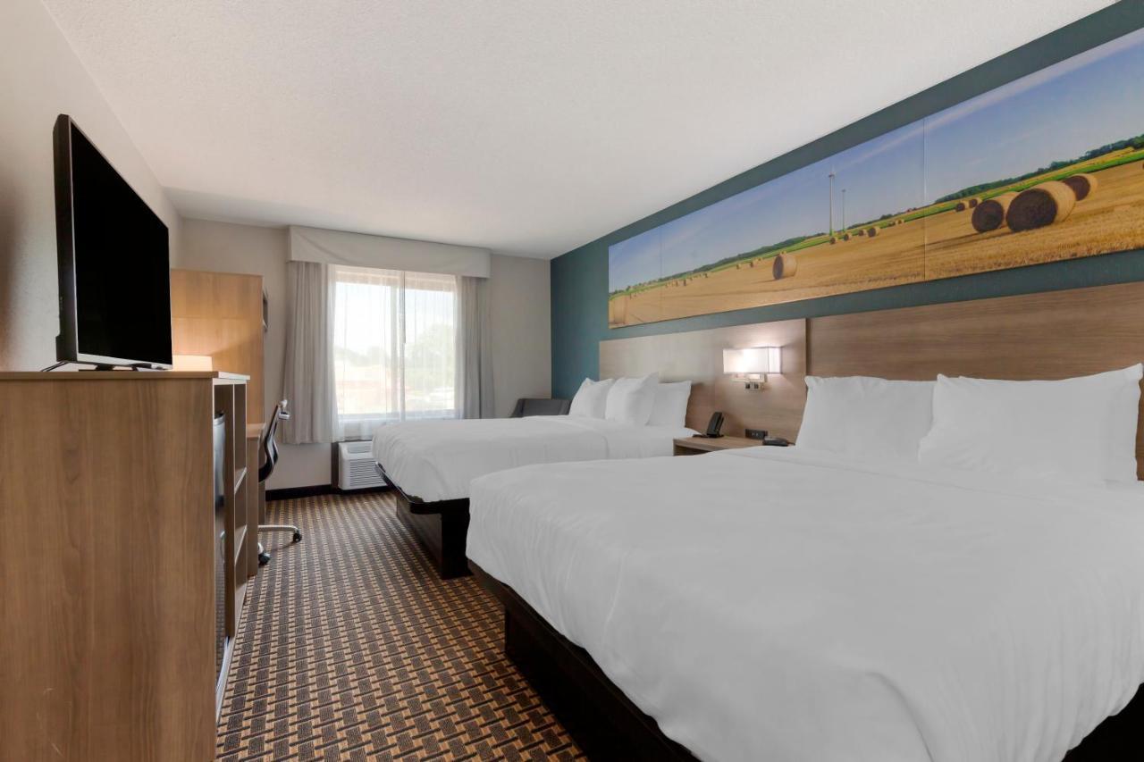 Clarion Pointe Hotel Тома Екстериор снимка