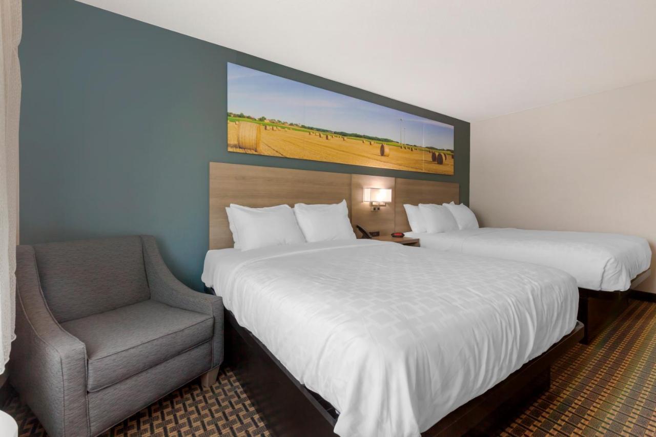 Clarion Pointe Hotel Тома Екстериор снимка