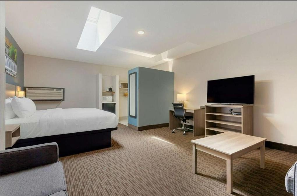 Clarion Pointe Hotel Тома Екстериор снимка