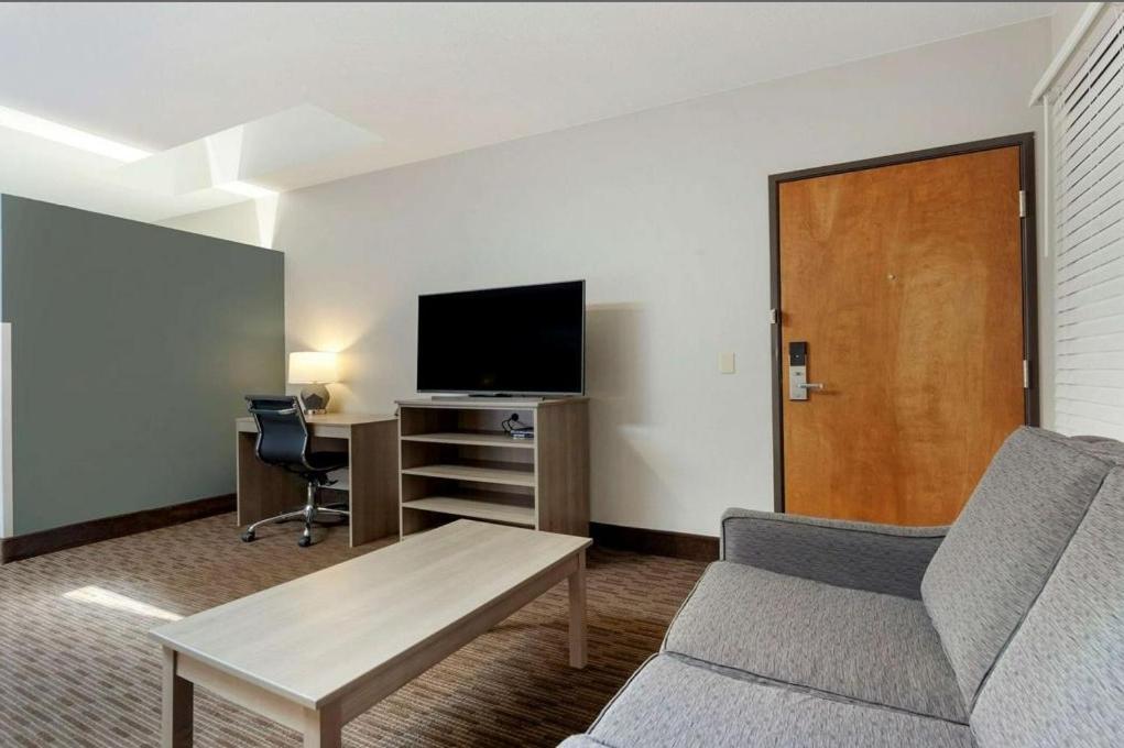 Clarion Pointe Hotel Тома Екстериор снимка