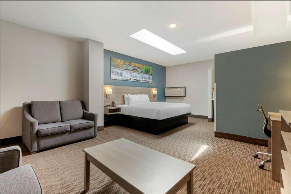 Clarion Pointe Hotel Тома Екстериор снимка