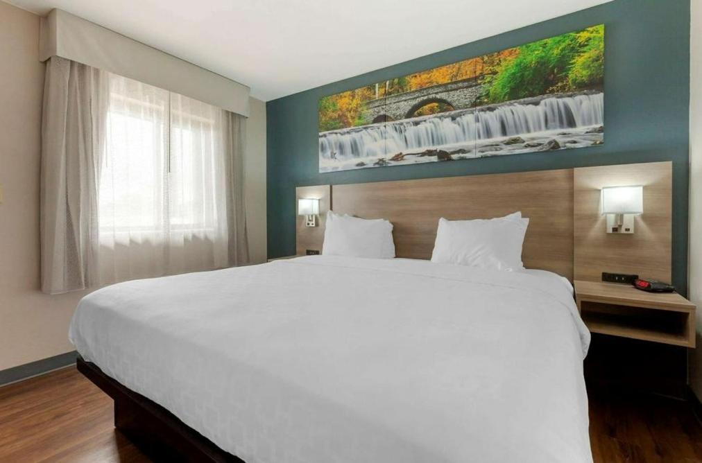 Clarion Pointe Hotel Тома Екстериор снимка