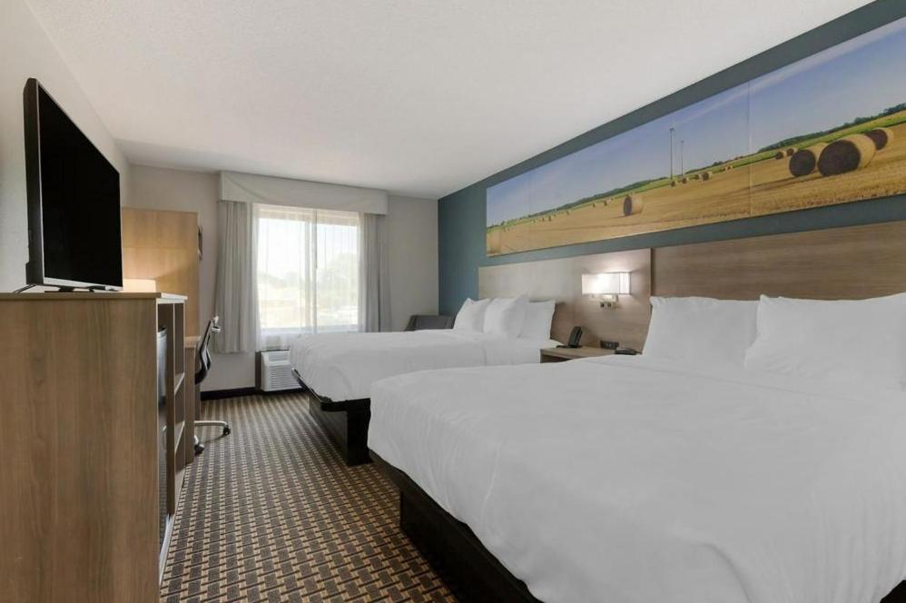 Clarion Pointe Hotel Тома Екстериор снимка