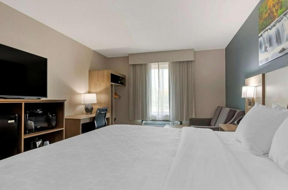 Clarion Pointe Hotel Тома Екстериор снимка