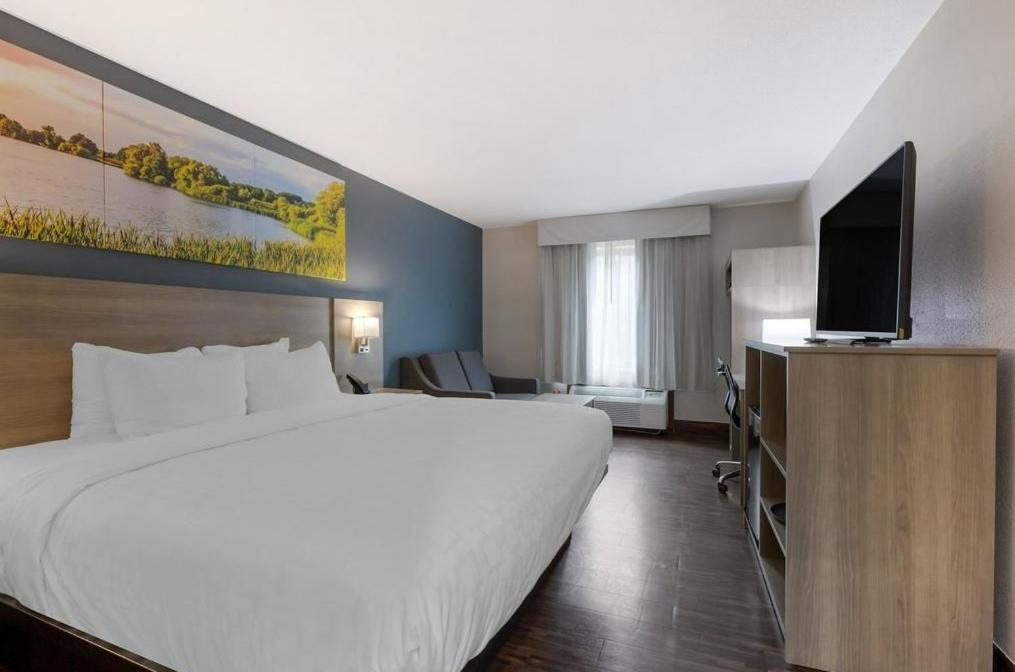 Clarion Pointe Hotel Тома Екстериор снимка