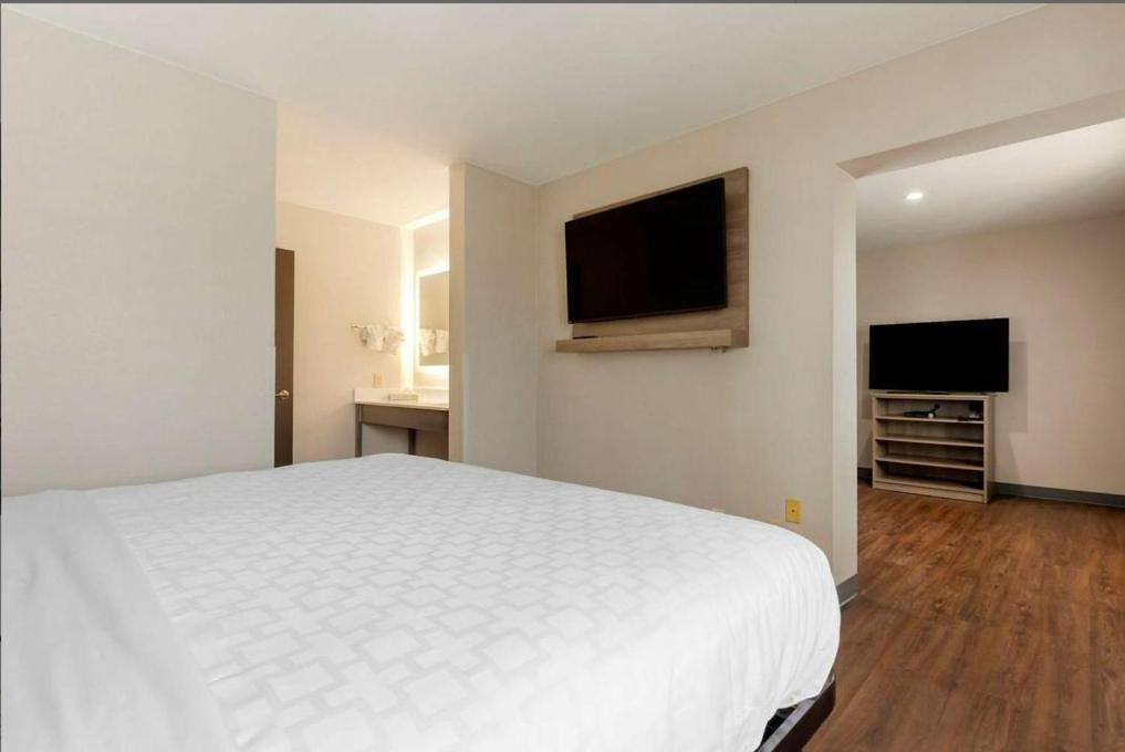 Clarion Pointe Hotel Тома Екстериор снимка