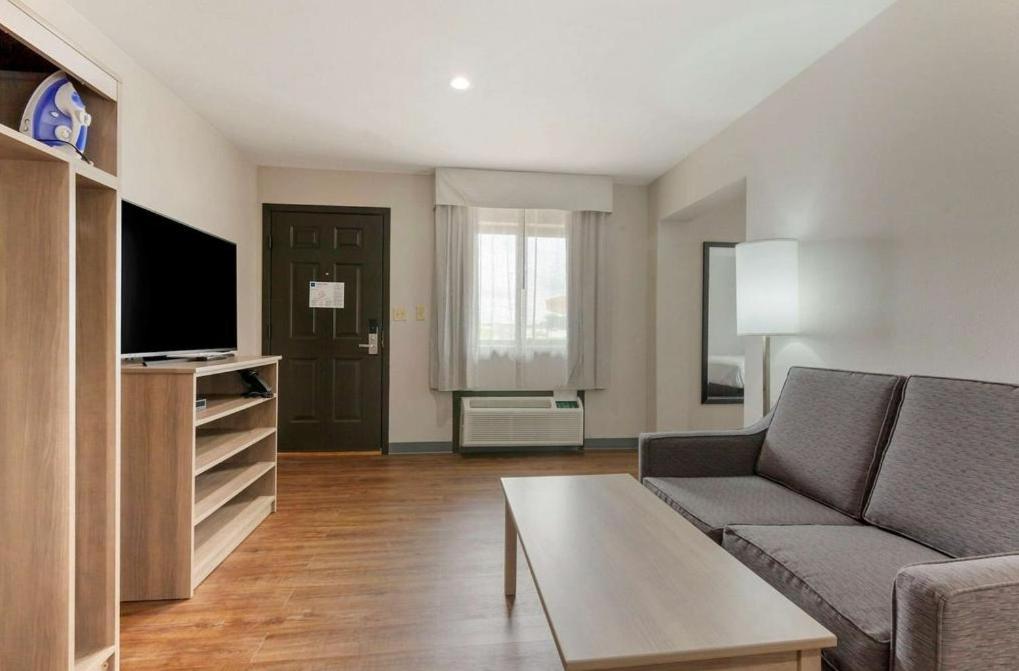 Clarion Pointe Hotel Тома Екстериор снимка