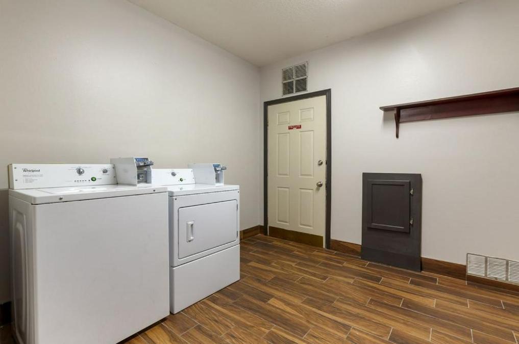 Clarion Pointe Hotel Тома Екстериор снимка