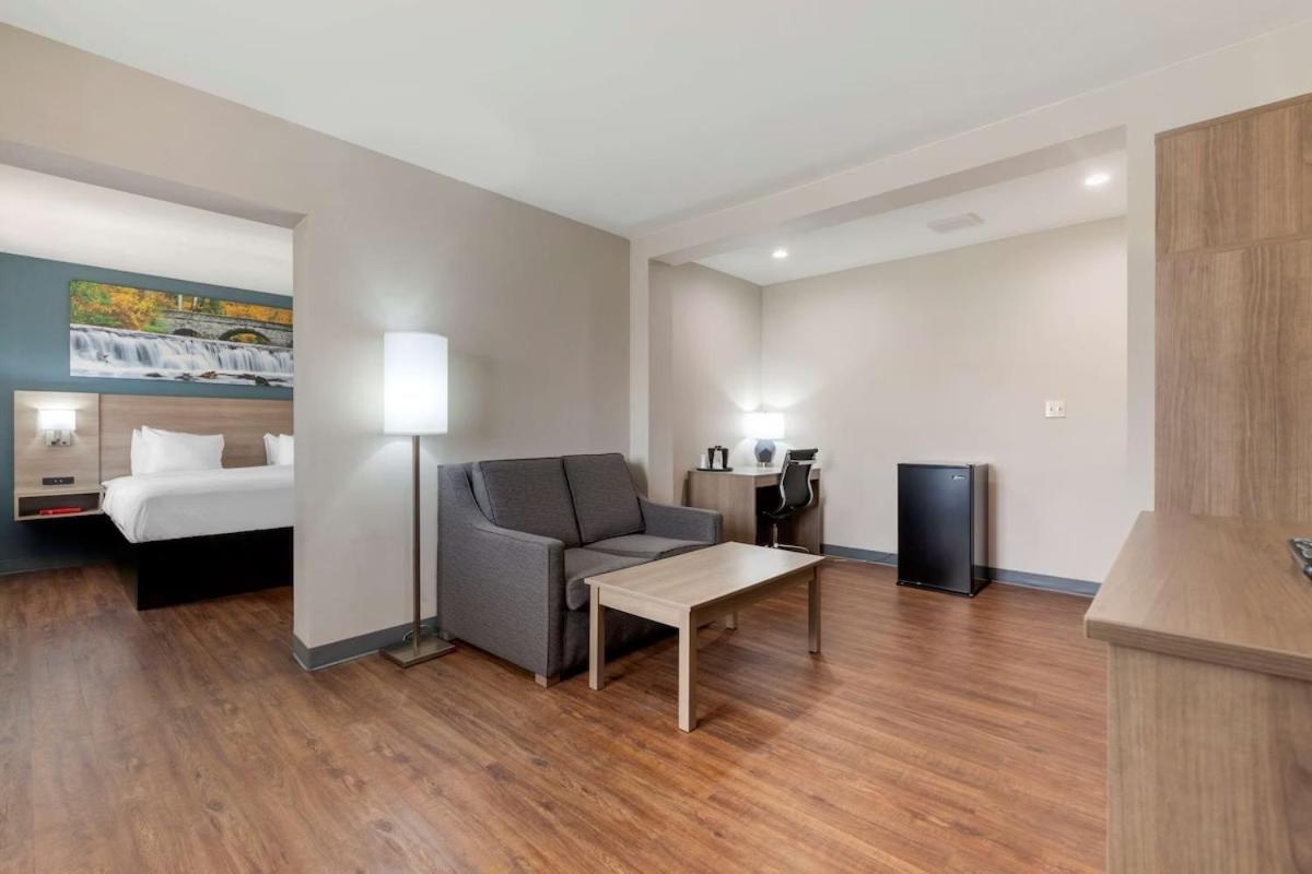 Clarion Pointe Hotel Тома Екстериор снимка