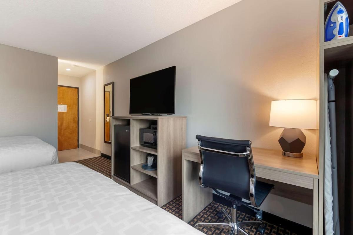 Clarion Pointe Hotel Тома Екстериор снимка