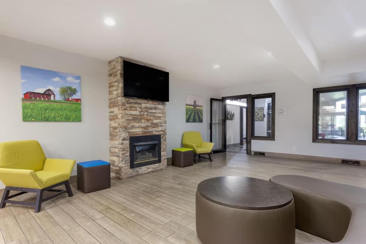 Clarion Pointe Hotel Тома Екстериор снимка